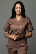 Încărcați imaginea în vizualizatorul Galerie, Costum Medical de dama TAG Premium Unisex | Uniforma Medicala Unisex Cotton Stretch | Cafeniu