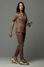 Încărcați imaginea în vizualizatorul Galerie, Costum Medical de dama TAG Premium Unisex | Uniforma Medicala Unisex Cotton Stretch | Cafeniu