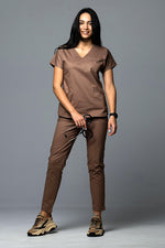 Încărcați imaginea în vizualizatorul Galerie, Costum Medical Premium TAG Ambra | Uniforma Medicala Feminina Cotton Stretch | Cafeniu