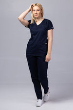 Încărcați imaginea în vizualizatorul Galerie, Costum Medical Premium TAG Ambra | Uniforma Medicala Feminina Cotton Stretch | Bleumarin