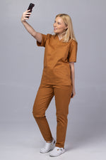 Load image into Gallery viewer, Costum Medical de dama TAG Premium Unisex | Uniforma Medicala Unisex Cotton Stretch | Caramel