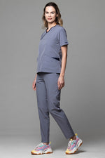Încărcați imaginea în vizualizatorul Galerie, Costum Medical Premium de dama TAG Onyx | Uniforma Medicala Poly Spandex | Gri cu paspoal Bleumarin