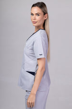 Încărcați imaginea în vizualizatorul Galerie, Costum Medical Premium de dama TAG Onyx | Uniforma Medicala Poly Spandex | Argintiu cu paspoal bleumarin
