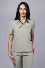 Încărcați imaginea în vizualizatorul Galerie, Costum Medical Premium de dama TAG Onyx | Uniforma Medicala Poly Spandex | Olive cu paspoal Bleumarin