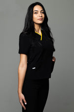 Încărcați imaginea în vizualizatorul Galerie, Costum Medical Premium de dama TAG Onyx | Uniforma Medicala Poly Spandex | Negru cu paspoal Galben