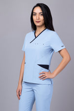 Încărcați imaginea în vizualizatorul Galerie, Costum Medical Premium de dama TAG Onyx | Uniforma Medicala Poly Spandex | Bleu Ciel cu paspoal Bleumarin