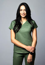 Încărcați imaginea în vizualizatorul Galerie, Costum Medical Premium TAG Ambra | Uniforma Medicala Feminina Cotton Stretch | Kaki