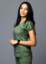Încărcați imaginea în vizualizatorul Galerie, Costum Medical Premium TAG Ambra | Uniforma Medicala Feminina Cotton Stretch | Kaki