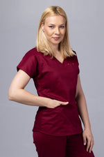 Încărcați imaginea în vizualizatorul Galerie, Costum Medical Premium TAG Ambra | Uniforma Medicala Feminina Cotton Stretch | Visiniu