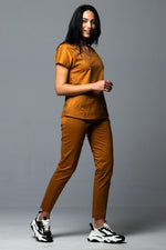 Încărcați imaginea în vizualizatorul Galerie, Costum Medical Premium TAG Ambra | Uniforma Medicala Feminina Cotton Stretch | Caramel