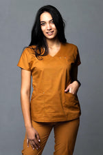 Încărcați imaginea în vizualizatorul Galerie, Costum Medical Premium TAG Ambra | Uniforma Medicala Feminina Cotton Stretch | Caramel