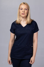 Încărcați imaginea în vizualizatorul Galerie, Costum Medical Premium TAG Ambra | Uniforma Medicala Feminina Cotton Stretch | Bleumarin
