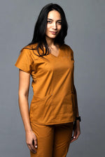 Încărcați imaginea în vizualizatorul Galerie, Costum Medical Premium TAG Ambra | Uniforma Medicala Feminina Cotton Stretch | Caramel