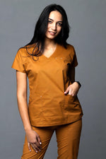 Încărcați imaginea în vizualizatorul Galerie, Costum Medical Premium TAG Ambra | Uniforma Medicala Feminina Cotton Stretch | Caramel