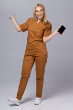 Încărcați imaginea în vizualizatorul Galerie, Costum Medical de dama TAG Premium Unisex | Uniforma Medicala Unisex Cotton Stretch | Caramel
