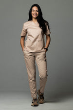 Încărcați imaginea în vizualizatorul Galerie, Costum Medical de dama TAG Premium Unisex | Uniforma Medicala Unisex Cotton Stretch | Pudra