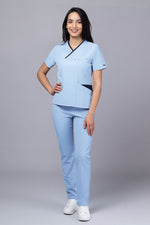 Încărcați imaginea în vizualizatorul Galerie, Costum Medical Premium de dama TAG Onyx | Uniforma Medicala Poly Spandex | Bleu Ciel cu paspoal Bleumarin