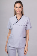 Încărcați imaginea în vizualizatorul Galerie, Costum Medical Premium de dama TAG Onyx | Uniforma Medicala Poly Spandex | Argintiu cu paspoal bleumarin
