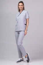 Încărcați imaginea în vizualizatorul Galerie, Costum Medical Premium de dama TAG Onyx | Uniforma Medicala Poly Spandex | Argintiu cu paspoal bleumarin