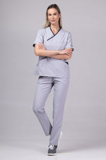 Încărcați imaginea în vizualizatorul Galerie, Costum Medical Premium de dama TAG Onyx | Uniforma Medicala Poly Spandex | Argintiu cu paspoal bleumarin