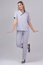 Încărcați imaginea în vizualizatorul Galerie, Costum Medical Premium de dama TAG Onyx | Uniforma Medicala Poly Spandex | Argintiu cu paspoal bleumarin