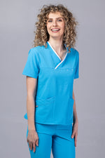 Încărcați imaginea în vizualizatorul Galerie, Costum Medical Premium de dama TAG Onyx | Uniforma Medicala Poly Spandex | Ocean cu paspoal Alb