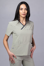 Încărcați imaginea în vizualizatorul Galerie, Costum Medical Premium de dama TAG Onyx | Uniforma Medicala Poly Spandex | Olive cu paspoal Bleumarin