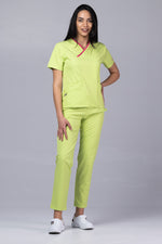 Încărcați imaginea în vizualizatorul Galerie, Costum Medical Premium de dama TAG Onyx | Uniforma Medicala Poly Spandex | Green Apple cu paspoal Ciclam