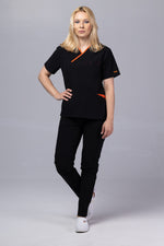 Încărcați imaginea în vizualizatorul Galerie, Costum Medical Premium de dama TAG Onyx | Uniforma Medicala Poly Spandex | Negru cu paspoal Orange