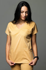 Încărcați imaginea în vizualizatorul Galerie, Costum Medical Premium TAG Ambra | Uniforma Medicala Feminina Cotton Stretch | Auriu