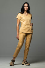 Încărcați imaginea în vizualizatorul Galerie, Costum Medical Premium TAG Ambra | Uniforma Medicala Feminina Cotton Stretch | Auriu