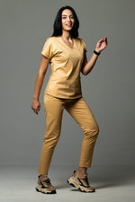 Încărcați imaginea în vizualizatorul Galerie, Costum Medical Premium TAG Ambra | Uniforma Medicala Feminina Cotton Stretch | Auriu