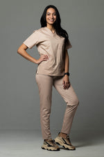 Încărcați imaginea în vizualizatorul Galerie, Costum Medical de dama TAG Premium Unisex | Uniforma Medicala Unisex Cotton Stretch | Pudra